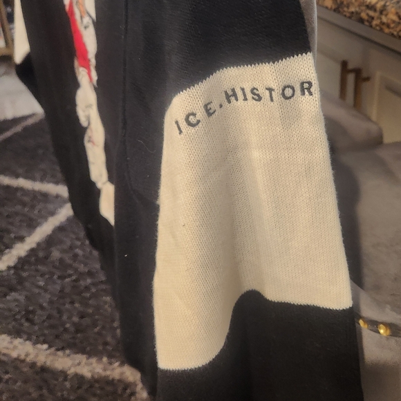 Bug Bunny Iceberg Sweater - Picture 5 of 8